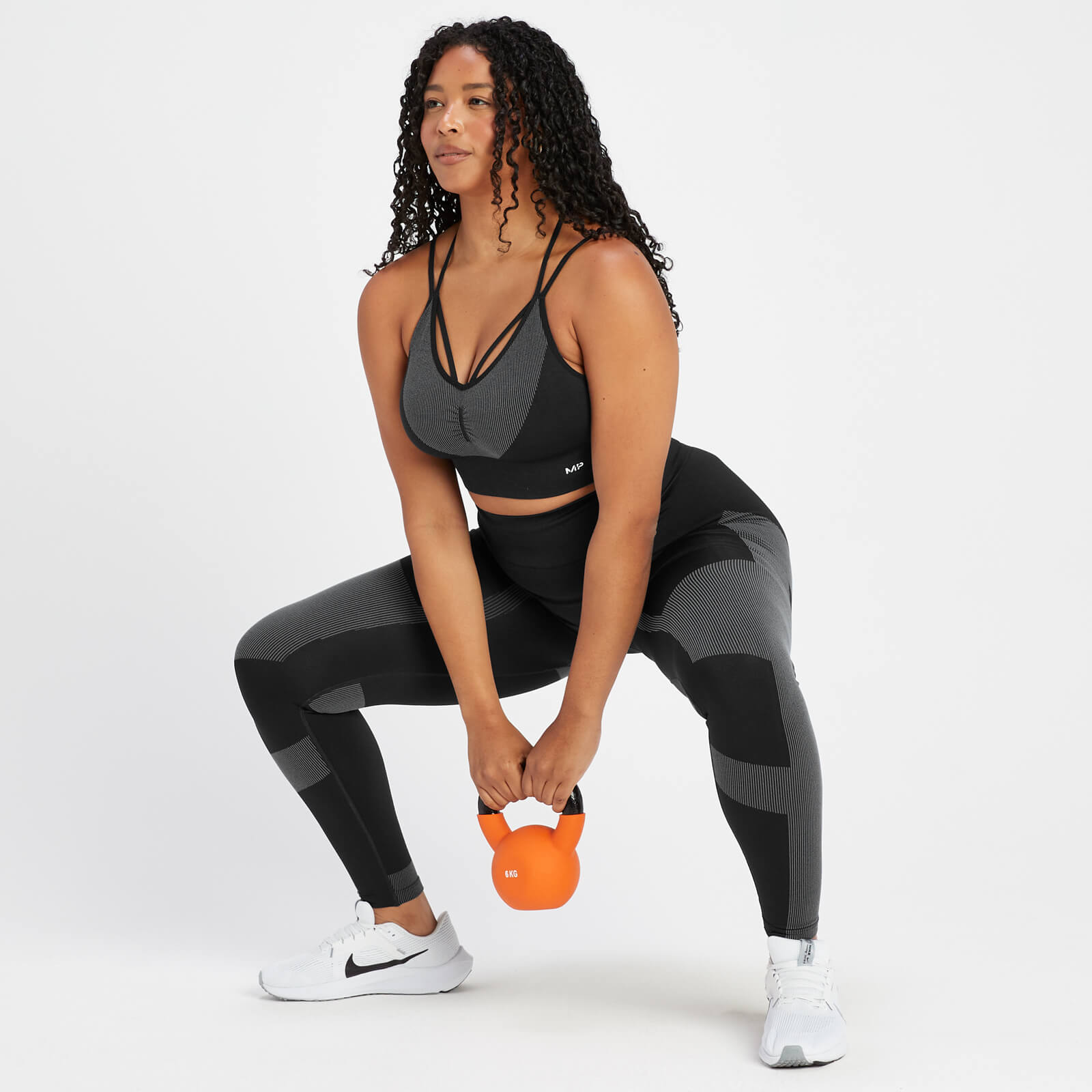 Brassière de sport sans coutures avec effet froncé MP Impact pour femmes – Noir