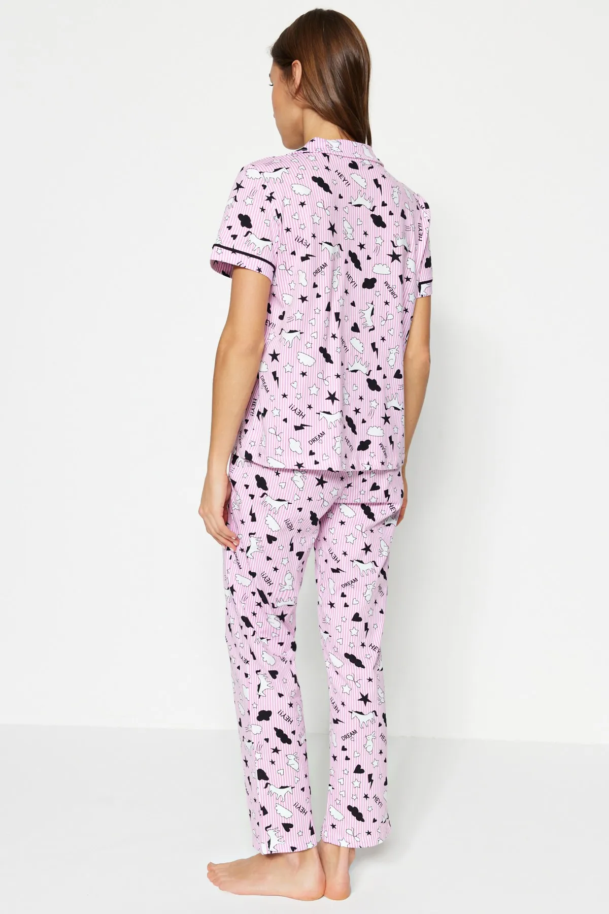 Trendyol Collection  Hellrosa Strick-Pyjama-Set aus 100 % Baumwolle mit Paspeln und grafischem Muster aus Hemd und Hose THMSS19IP0037