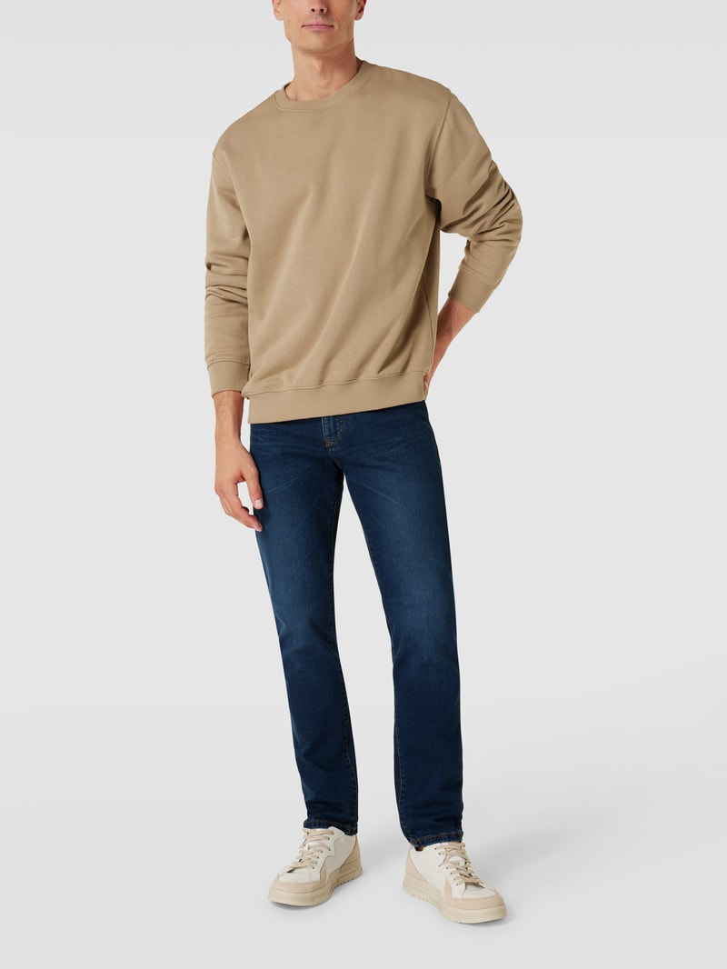 Jeans mit Label-Patch in blau