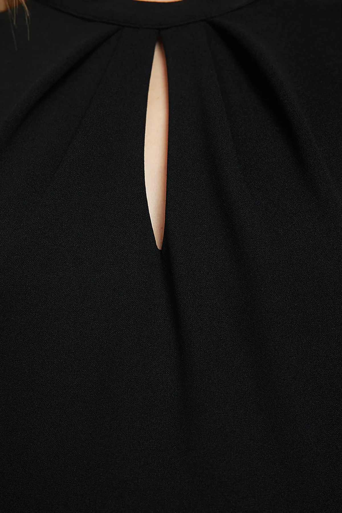 Trendyol Collection  Mini-Strickkleid aus Krepp mit schwarzem Kragen und detailliertem Kragen TWOSS23EL02015