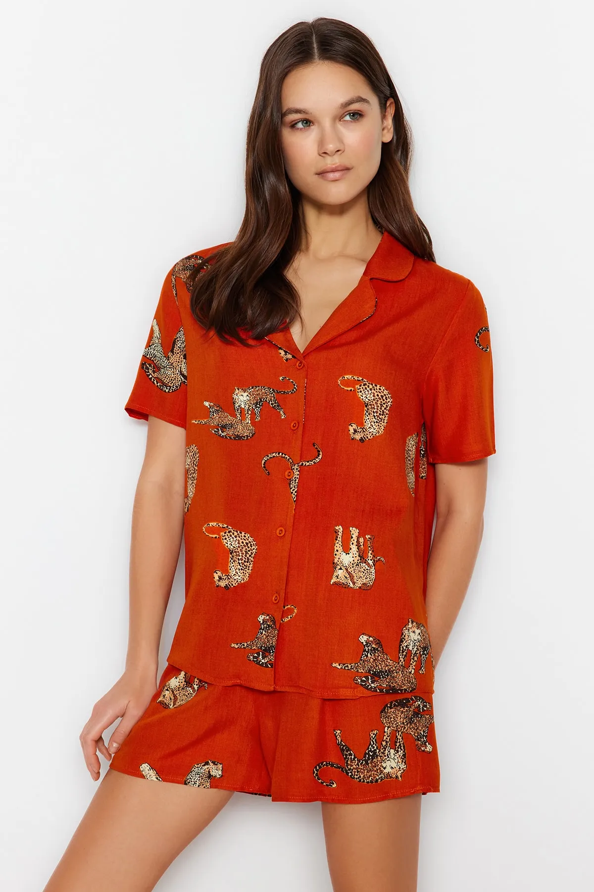 Trendyol Collection  Pyjama-Set aus Viskose mit Hemd und Shorts aus gewebtem Stoff mit Fliesen-Tiermuster THMSS21PT1501