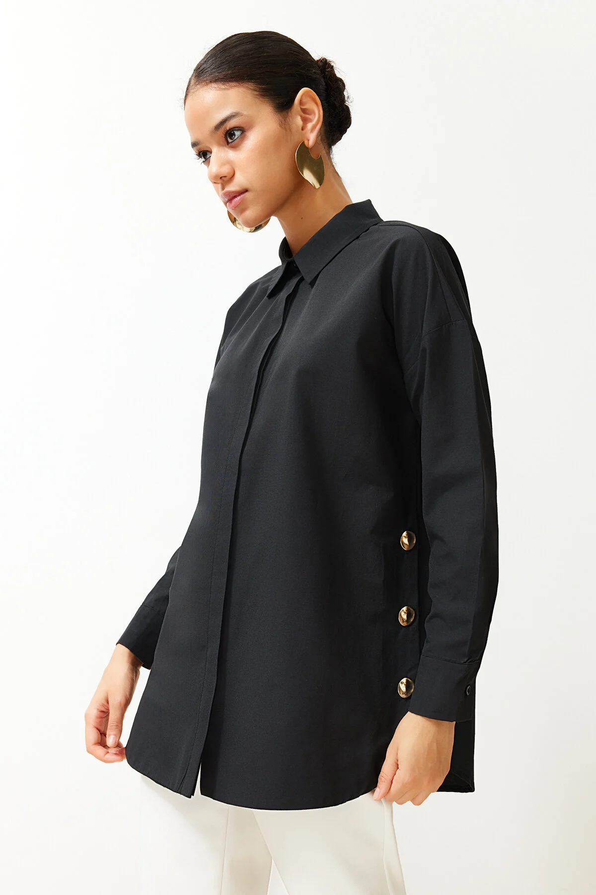 Trendyol Modest  Schwarzes Hemd aus gewebter Baumwolle mit Knöpfen und Details TCTSS24TG00054