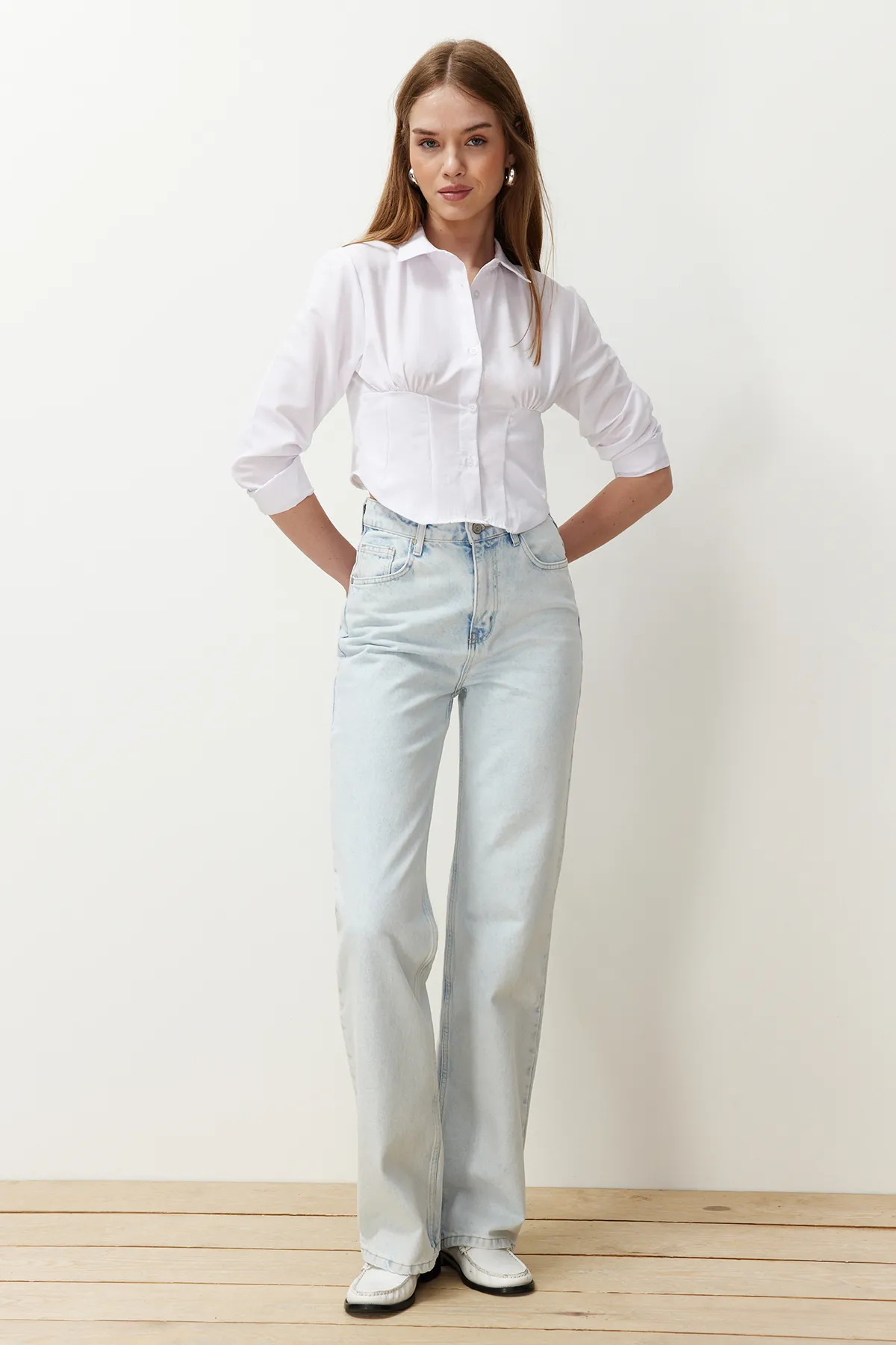 Trendyol Collection  Eisblaue Jeans mit hoher Taille und weitem Bein TWOSS23JE00068