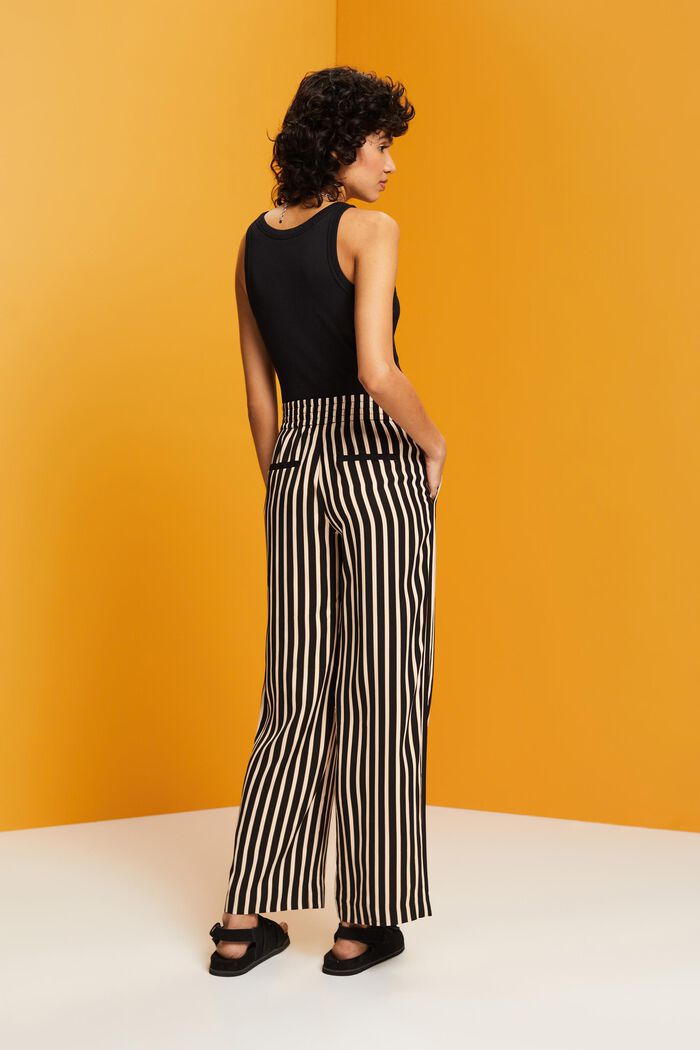 Gestreifte Hose mit weitem Bein