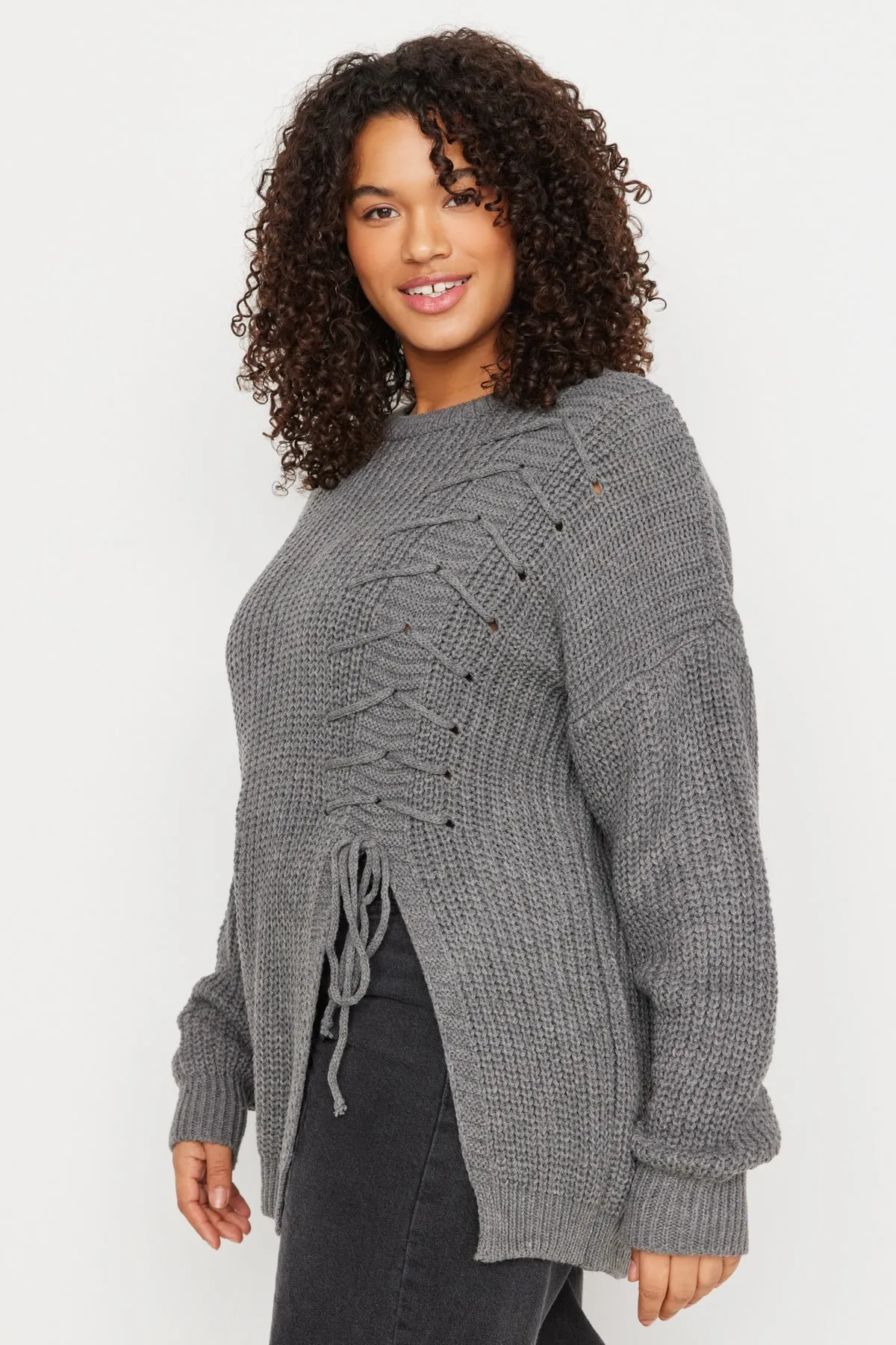 Trendyol Curve  Anthrazitfarbener Strickpullover mit Kreuzspitze und detailliertem Detail