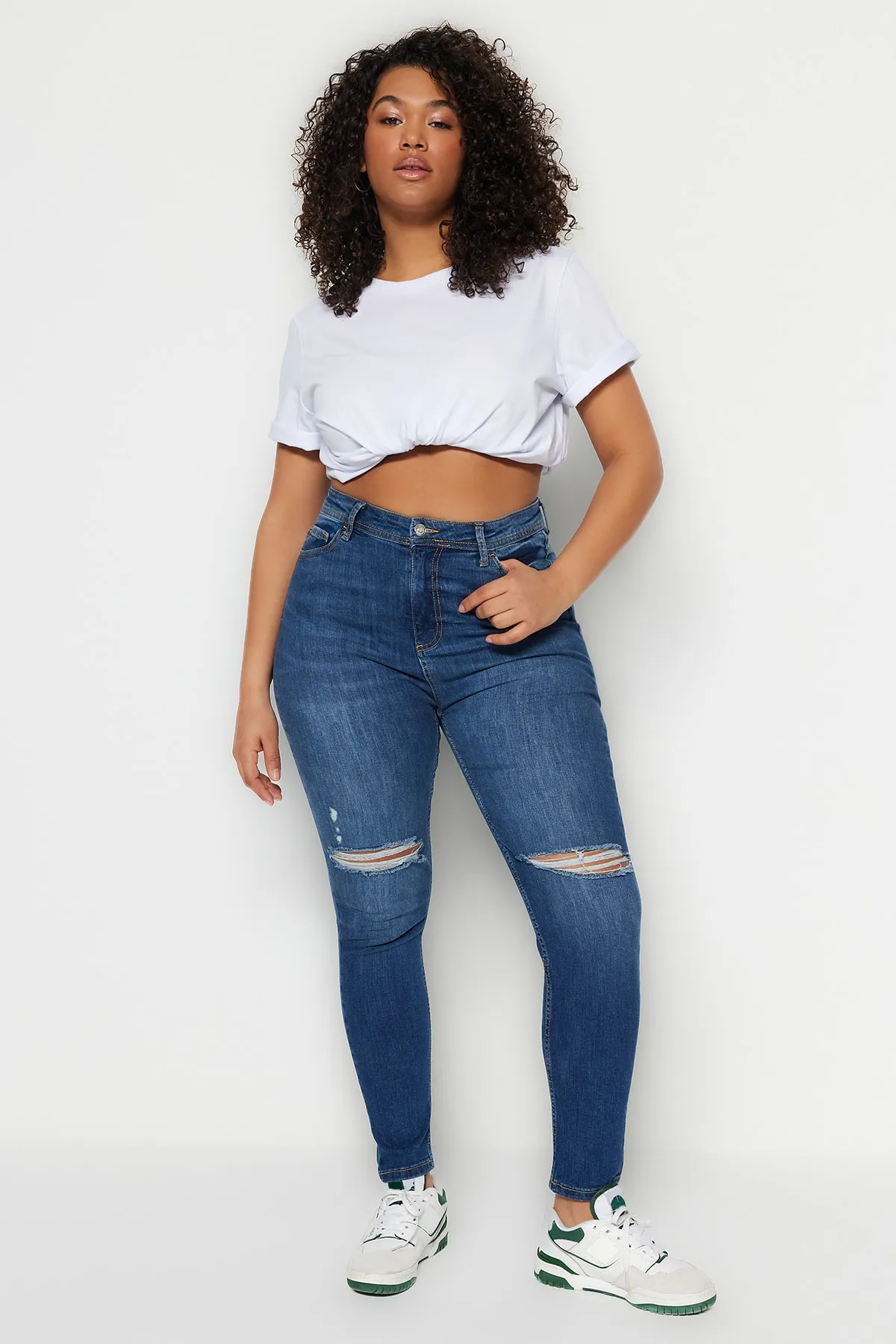 Trendyol Curve  Dunkelblaue, dehnbare Skinny-Jeans mit hoher Taille und Destroy-Details TBBSS23CJ00014