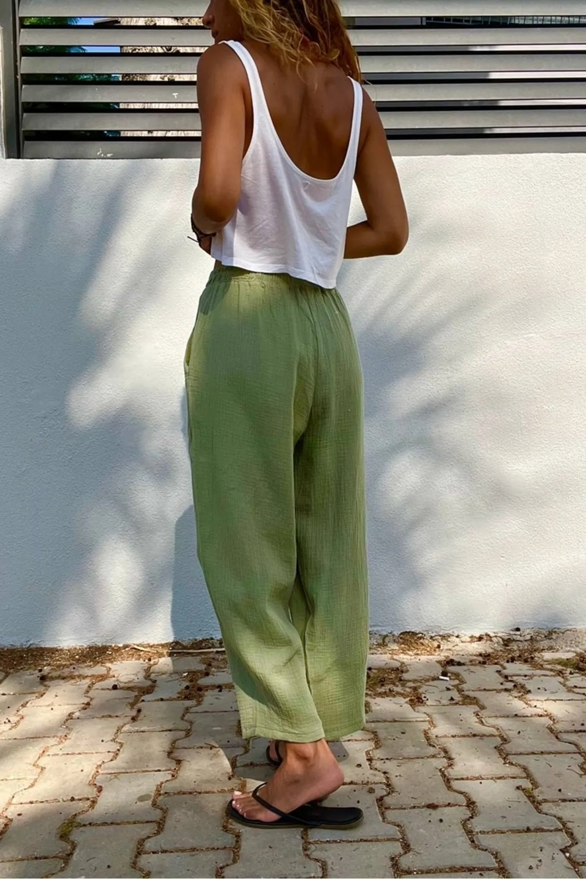 Güneşkızı  Khakifarbene Musselin-Hose mit elastischer Taille und Tasche für Damen Bst3416