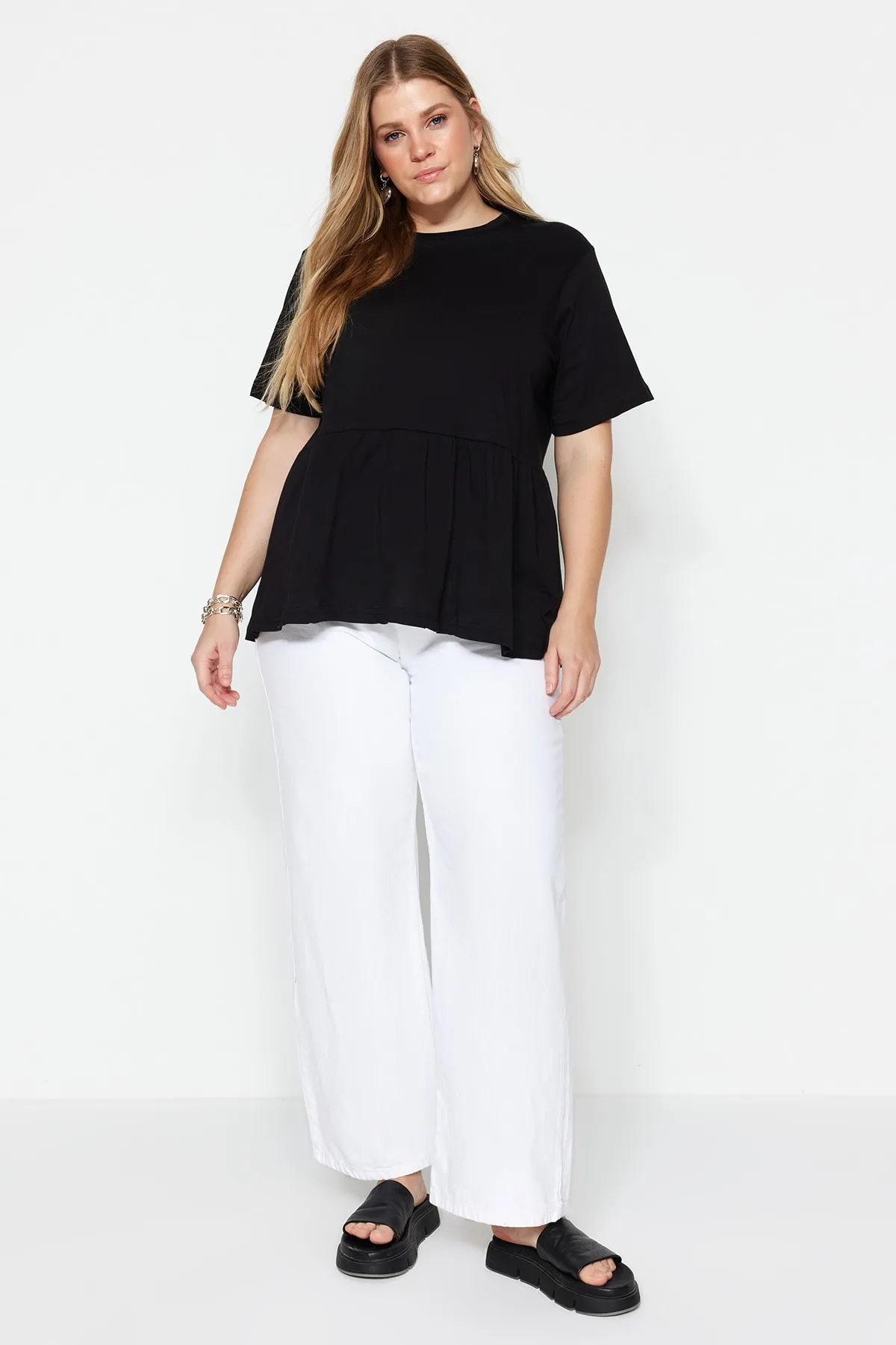 Trendyol Curve  Schwarzes Strick-T-Shirt mit Rundhalsausschnitt TBSSS22TS2094