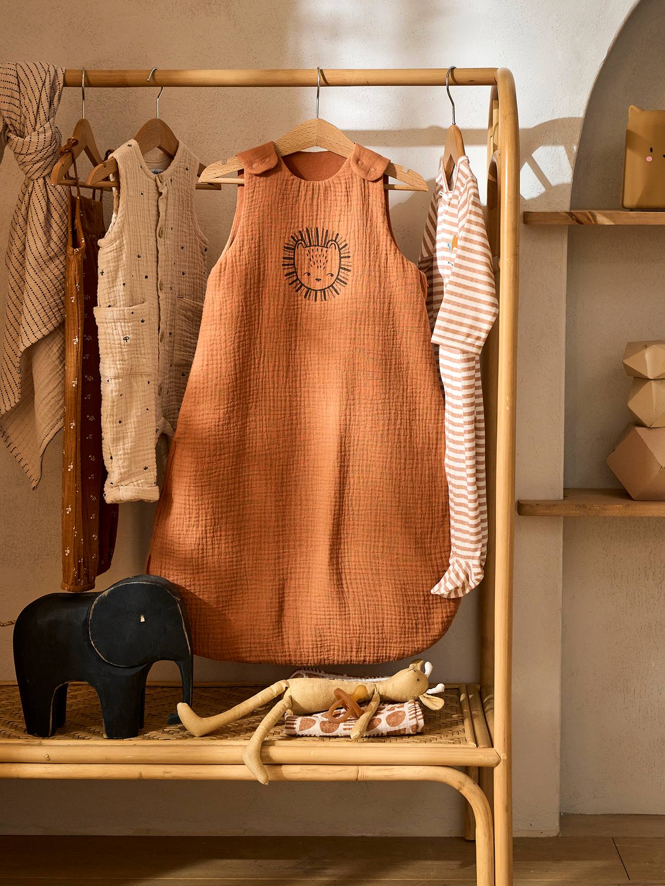 Vertbaudet Kinderzimmer Kleiderständer aus Rattan BOHO - natur/sonnenform
