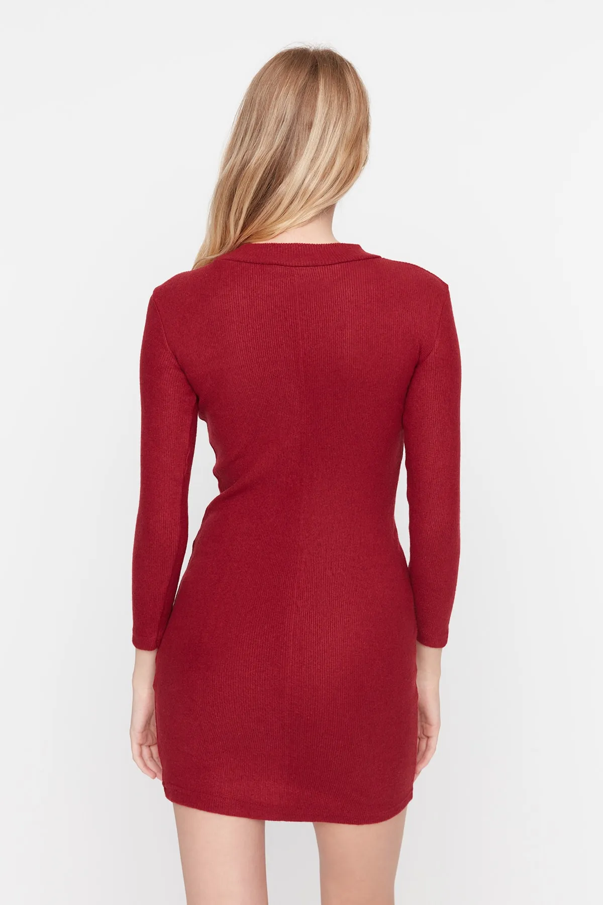 Trendyol Collection  Weinrotes, tailliertes Mini-Stehkragen-Bleistiftkleid aus geripptem, flexiblem Strick TWOAW21EL2244