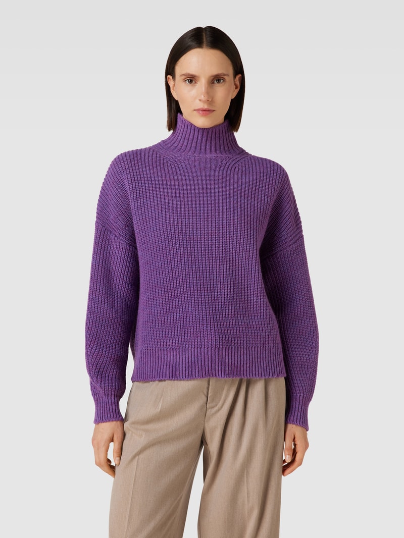 Strickpullover mit Stehkragen und überschnittenen Schultern in purple