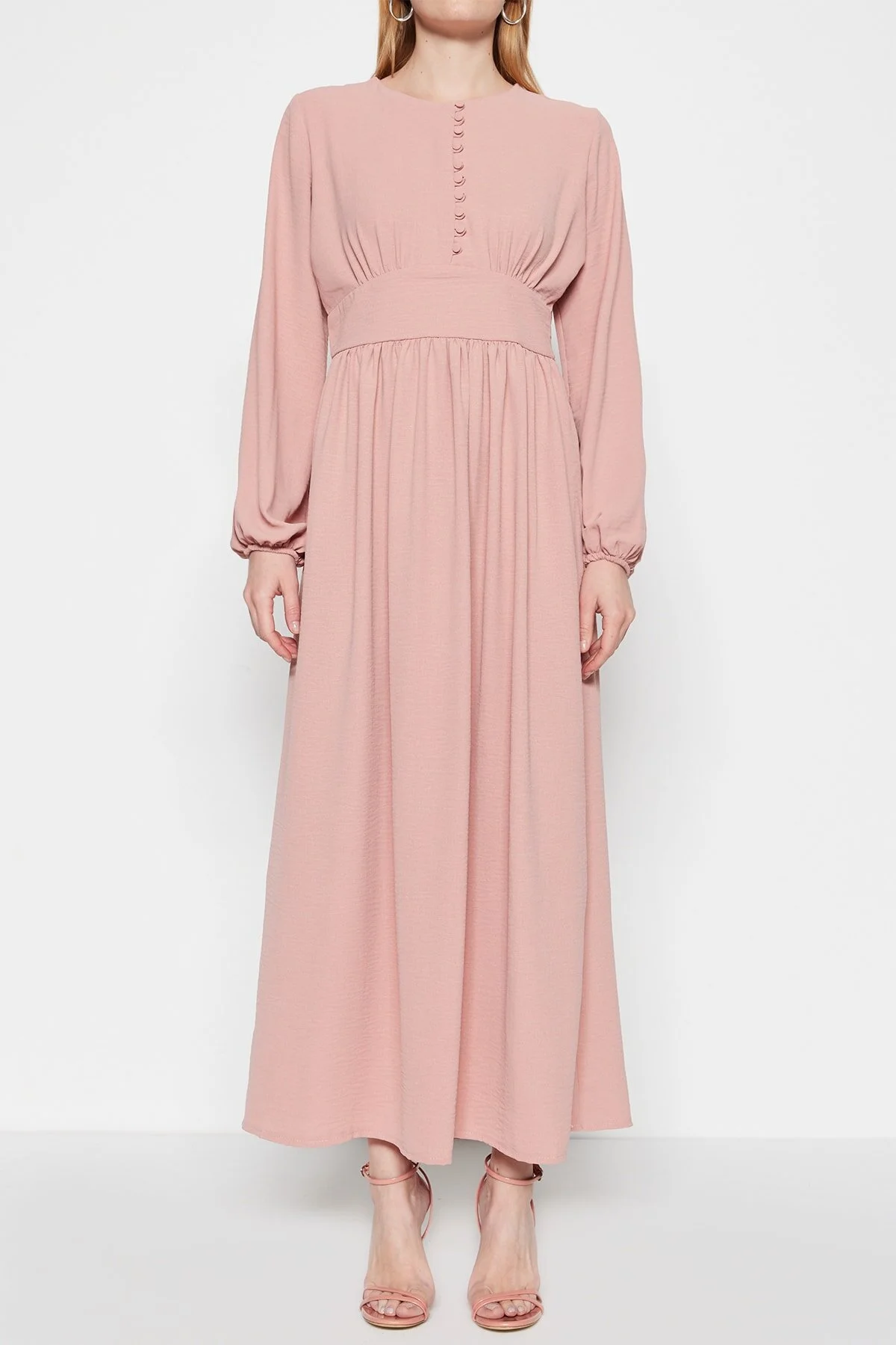 Trendyol Modest  Ansteckblume aus getrockneten Rosen und mit Stoff überzogenes, knopfbesetztes Aerobin-Gewebekleid TCTSS23EB00254