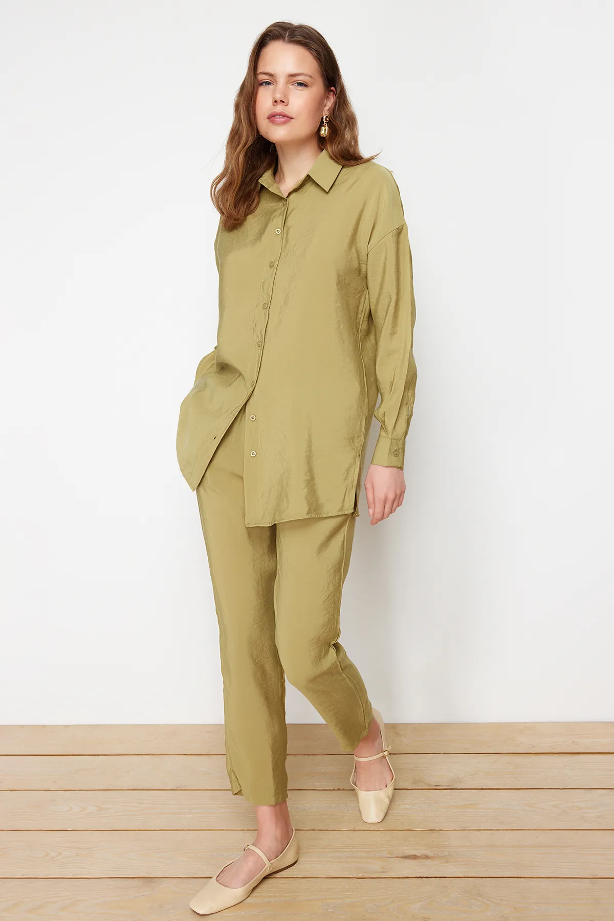 Trendyol Modest  Khakifarbenes Set aus gewebtem Modalstoff mit Hemd und Hose unten TCTSS24US00058