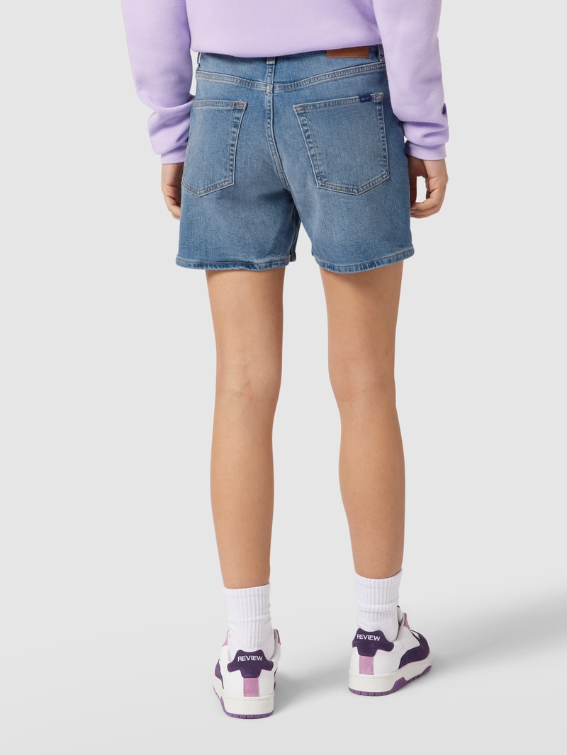 Jeansshorts mit Logo-Stitching in hellblau