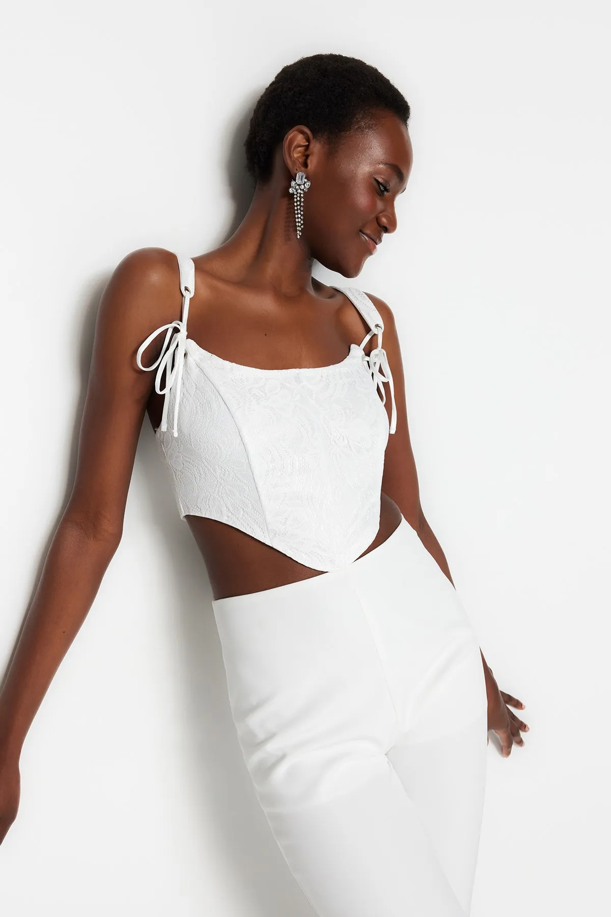 Trendyol Collection  Ecrufarbenes, bauchfreies, gefüttertes Bustier mit schräger Spitze TPRSS23BS00032