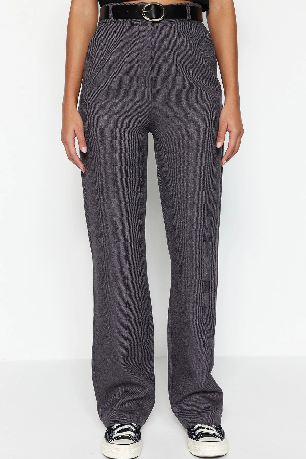 Trendyol Collection  Graue gerade geschnittene Webhose mit Gürtel TWOSS23PL00053