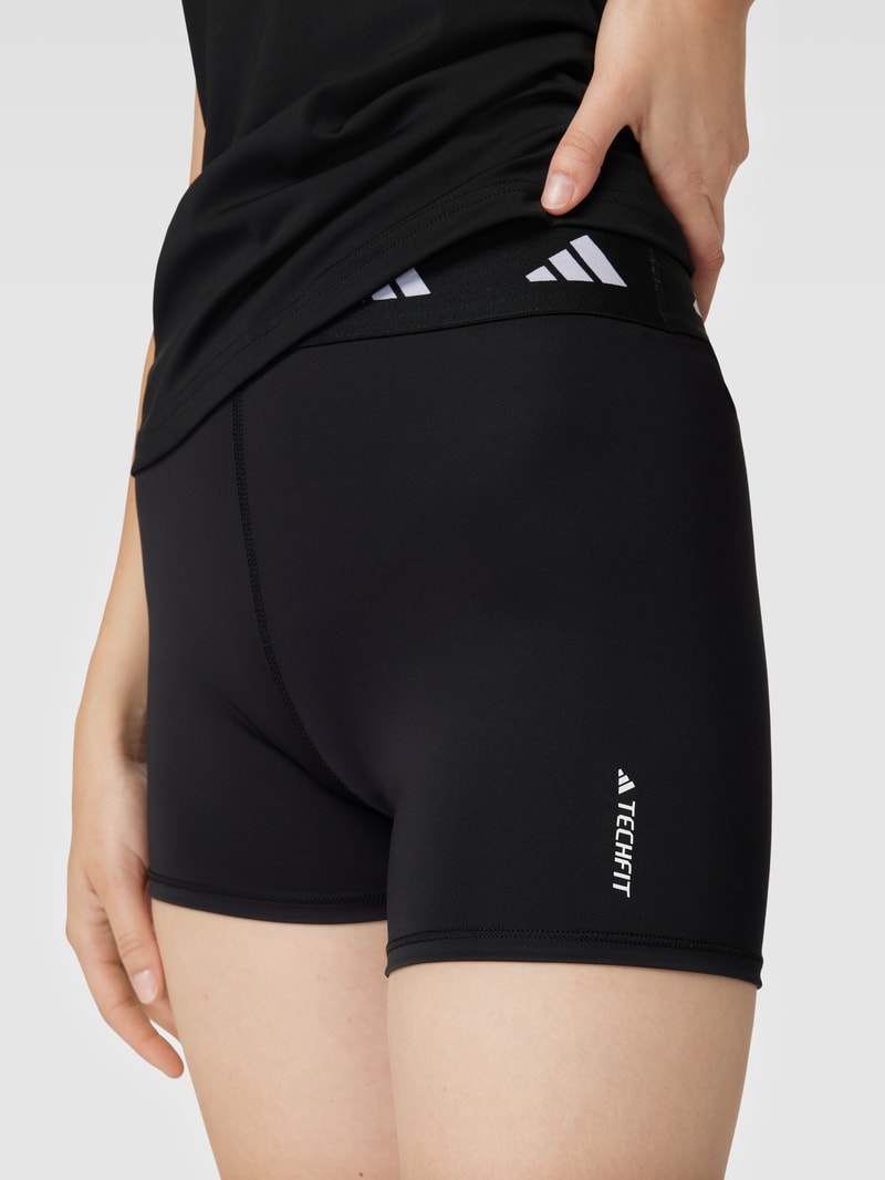 Tight Fit Shorts mit Label-Stitching in schwarz