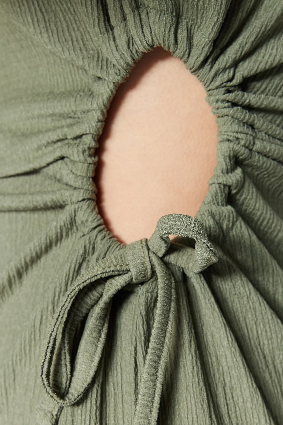 Trendyol Collection  Grünes, detailliertes Mini-Strickkleid mit Ausschnitt und Raffungen an der Taille TWOSS22EL2082