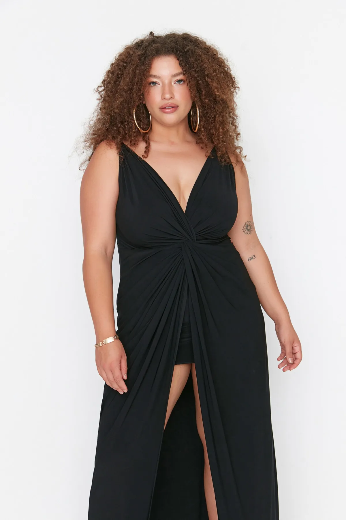 Trendyol Curve  Schwarzes, gestricktes, drapiertes, detailliertes Abendkleid TBSSS22AD00000