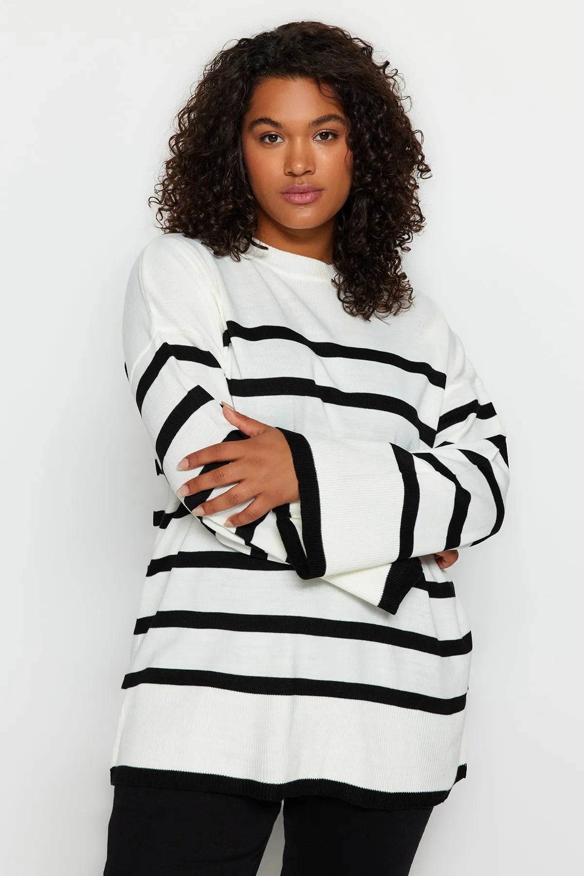 Trendyol Curve  Ecru gestreifter Strickpullover mit Rundhalsausschnitt TBBAW24AN00024