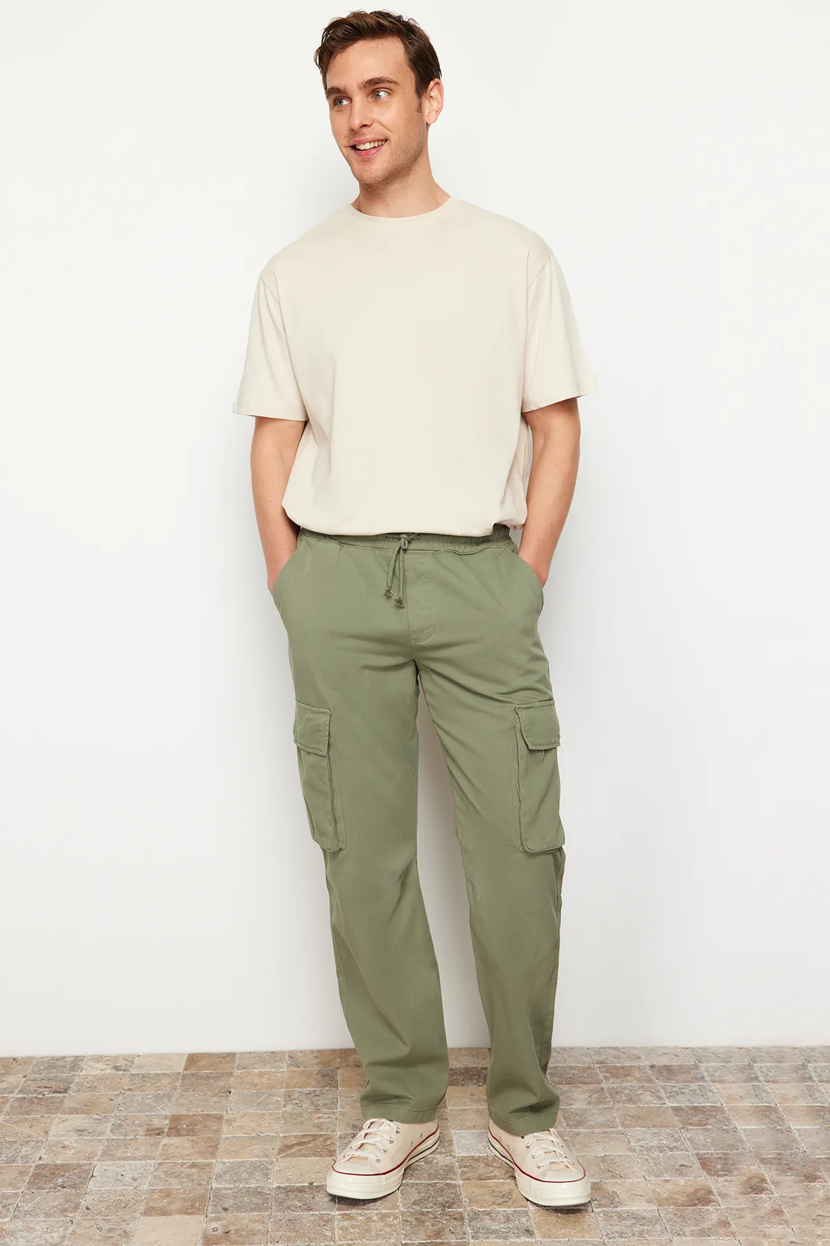 Trendyol Collection  Hellkhakifarbene Unisex-Hose mit Cargotaschen, reguläre Passform, TMNSS24PL00003
