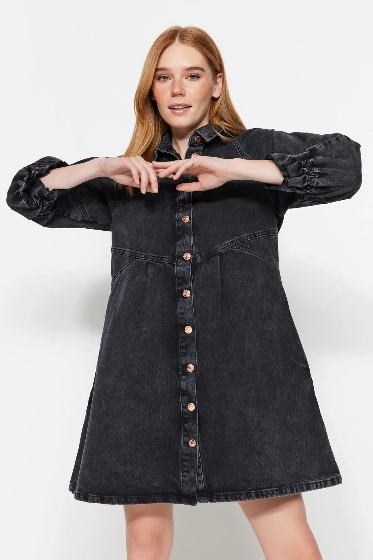 Trendyol Collection  Schwarz-blaues, detailliertes, übergroßes Jeanskleid mit Nähten TWOAW22EL0072