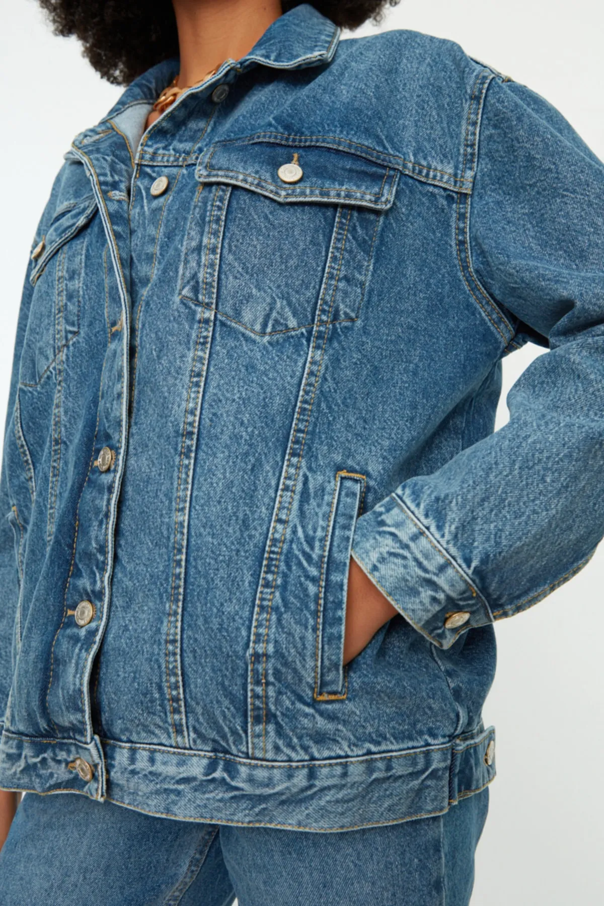Trendyol Collection  Blaue Oversize-Trucker-Jeansjacke TWOAW22CE0364