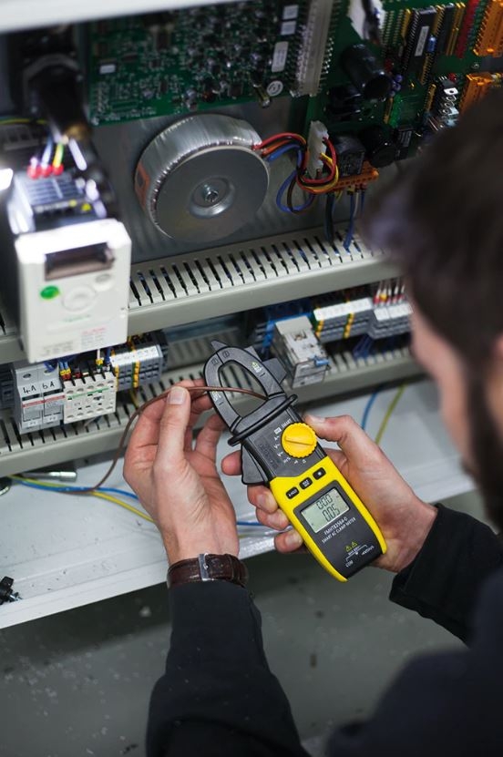 Stanley FMHT82564-0 FATMAX® Digitálny multimeter s ampérovými kliešťami, inteligentný