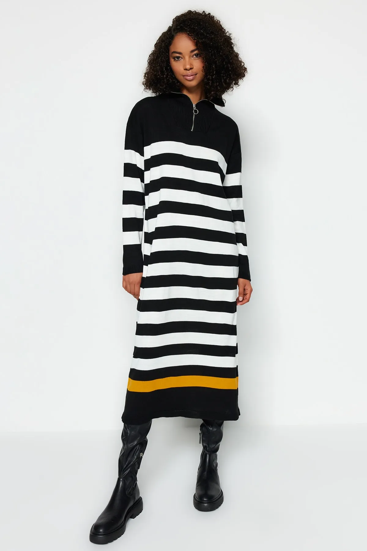 Trendyol Modest  Schwarzes gestreiftes Strickkleid mit Reißverschlussdetail TCTAW24EB00022