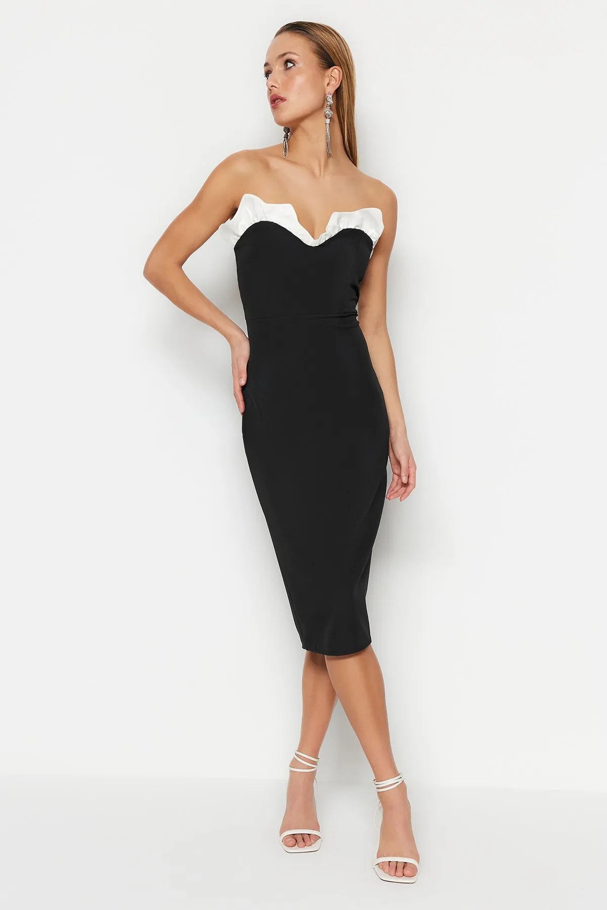Trendyol Collection  Schwarz-weißes, tailliertes, gewebtes, elegantes Abendkleid TPRSS23EL00303