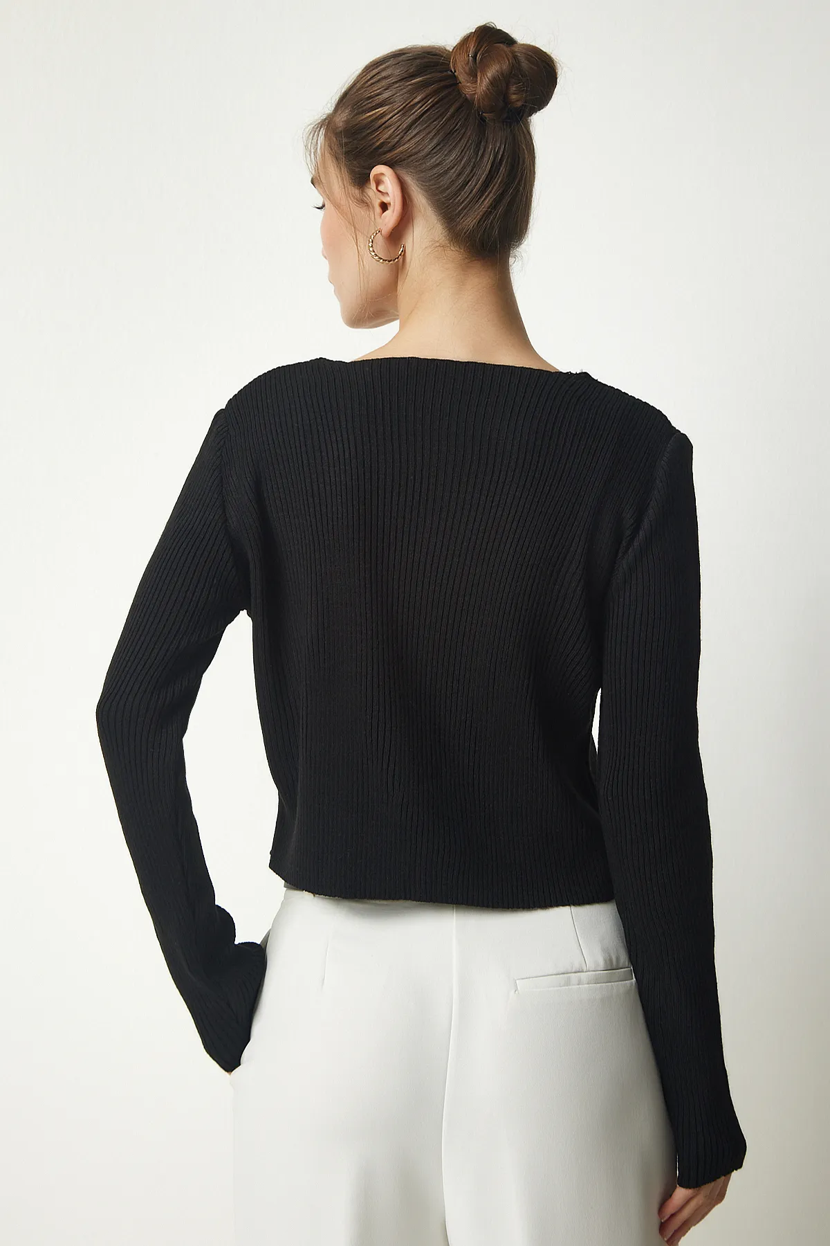 Happiness İstanbul  Schwarzes Crop-Cardigan-Set aus Rippstrick für Damen MT00143
