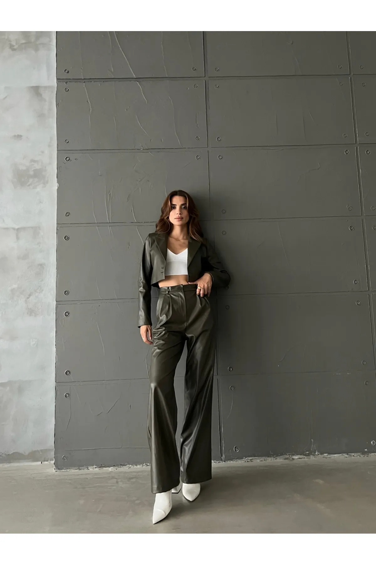 Laluvia  Khakifarbenes, kurz geschnittenes Leder-Blazer-, Jacken- und Hose-Set mit einem Knopf