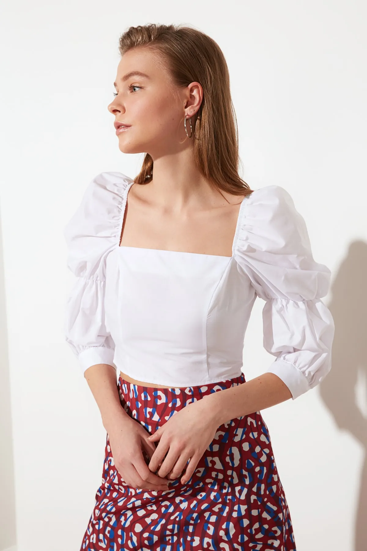 Trendyol Collection  Weiße, kurze, gewebte Bluse mit Ballonärmeln und quadratischem Ausschnitt TWOSS19XB0036