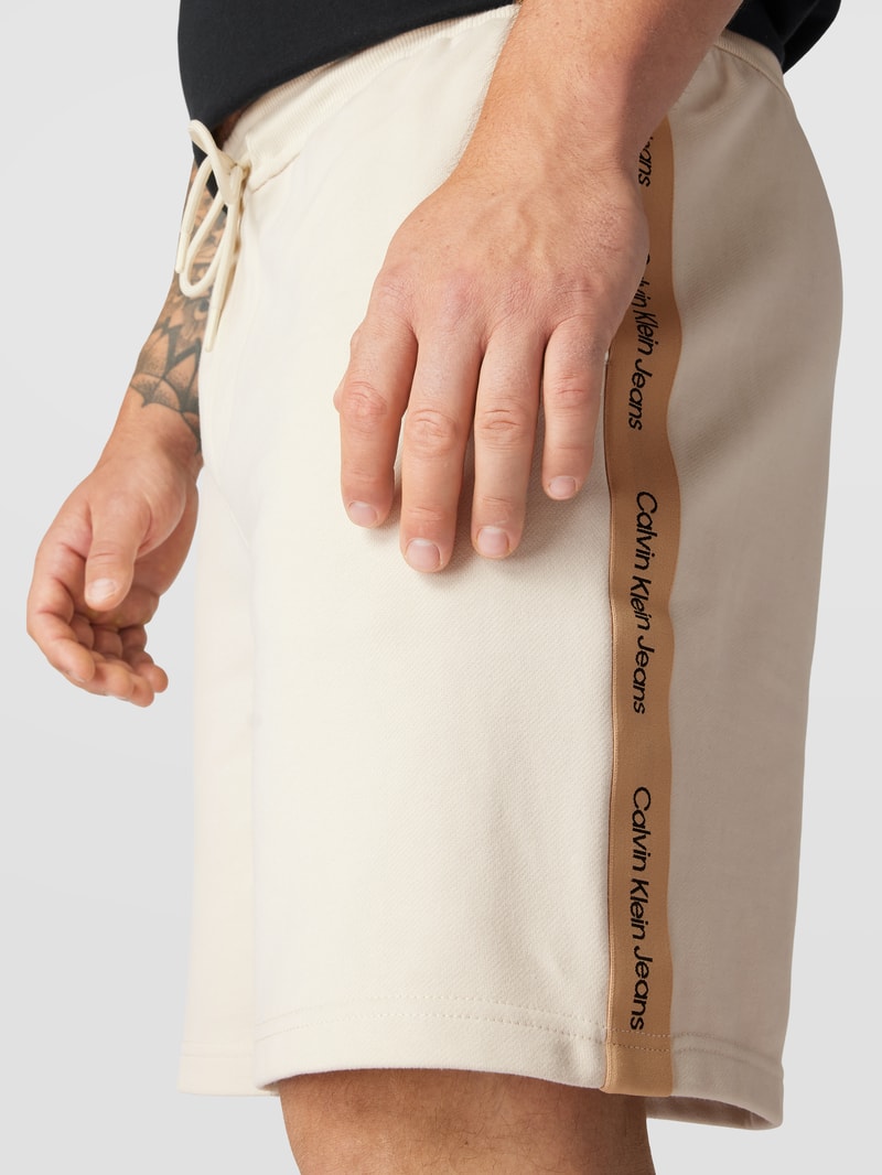 PLUS SIZE Sweatshorts mit Galonstreifen in offwhite