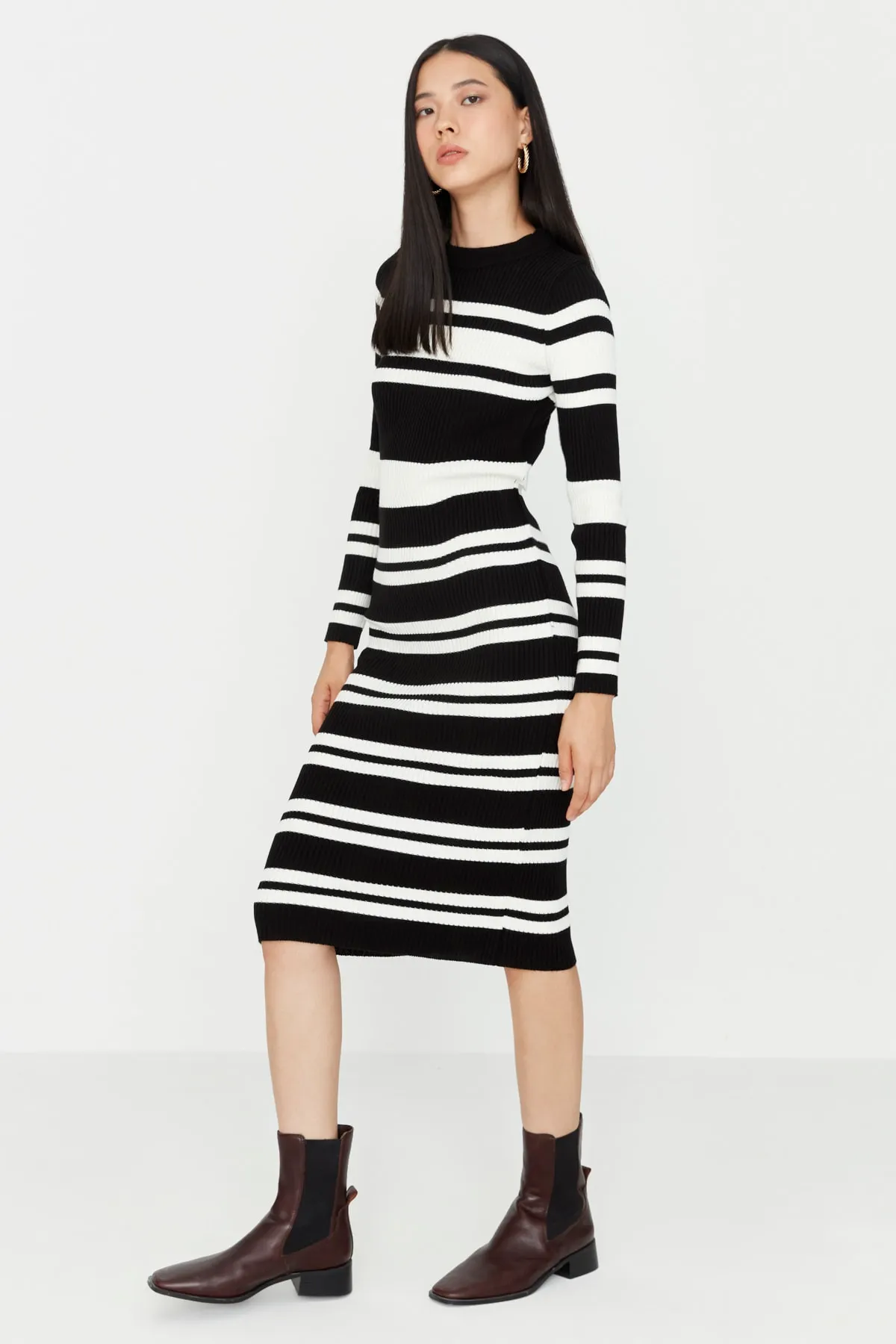 Trendyol Collection  Schwarz Schwarzes Midi-Strickkleid mit Rundhalsausschnitt TWOAW23EL00539 Kleid TWOAW23EL00539
