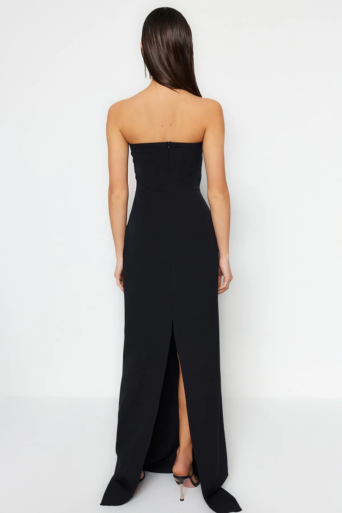 Trendyol Collection  Schwarzes langes Abendkleid mit One-Shoulder-Detail TPRSS23AE00228