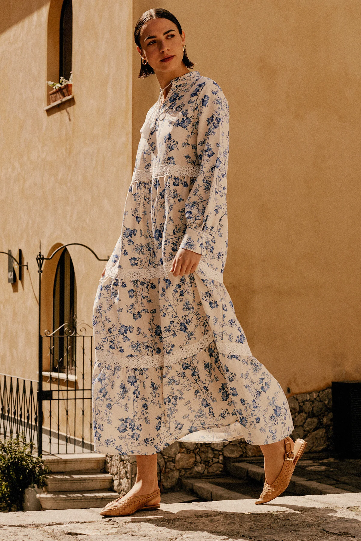 Trendyol Modest  Beigefarbenes, gewebtes Kleid in Leinenoptik mit Blumenmuster TCTSS24EB00054