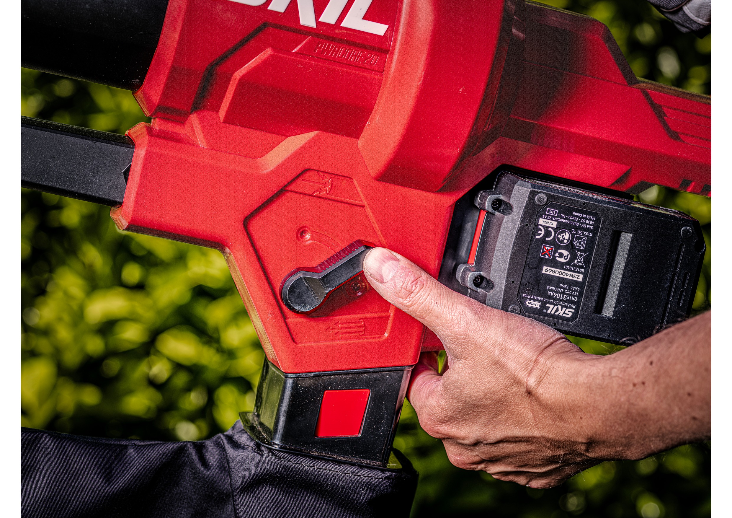 SKIL GB1E0350BA lapu pūtējs un putekļsūcējs, 2 x 20 V bezsuku, komplektā 2 x 4,0 Ah akumulators un 2 x lādētājs