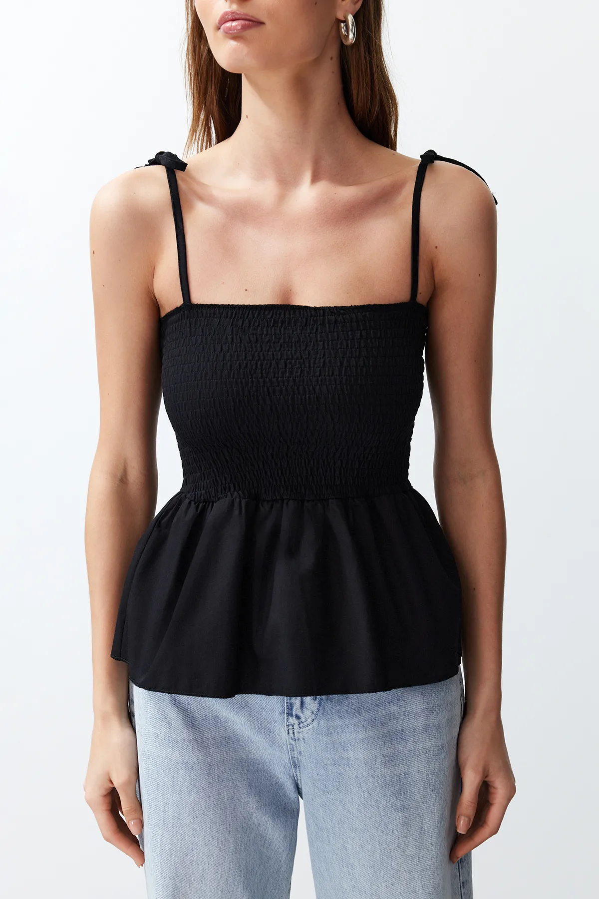 Trendyol Collection  Schwarze Baumwollpopeline-Bluse mit detailliertem Riemen und flexiblem Strick TWOSS24BZ00393