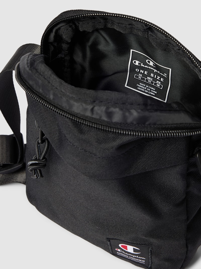 Crossbody Bag mit Label-Detail in schwarz
