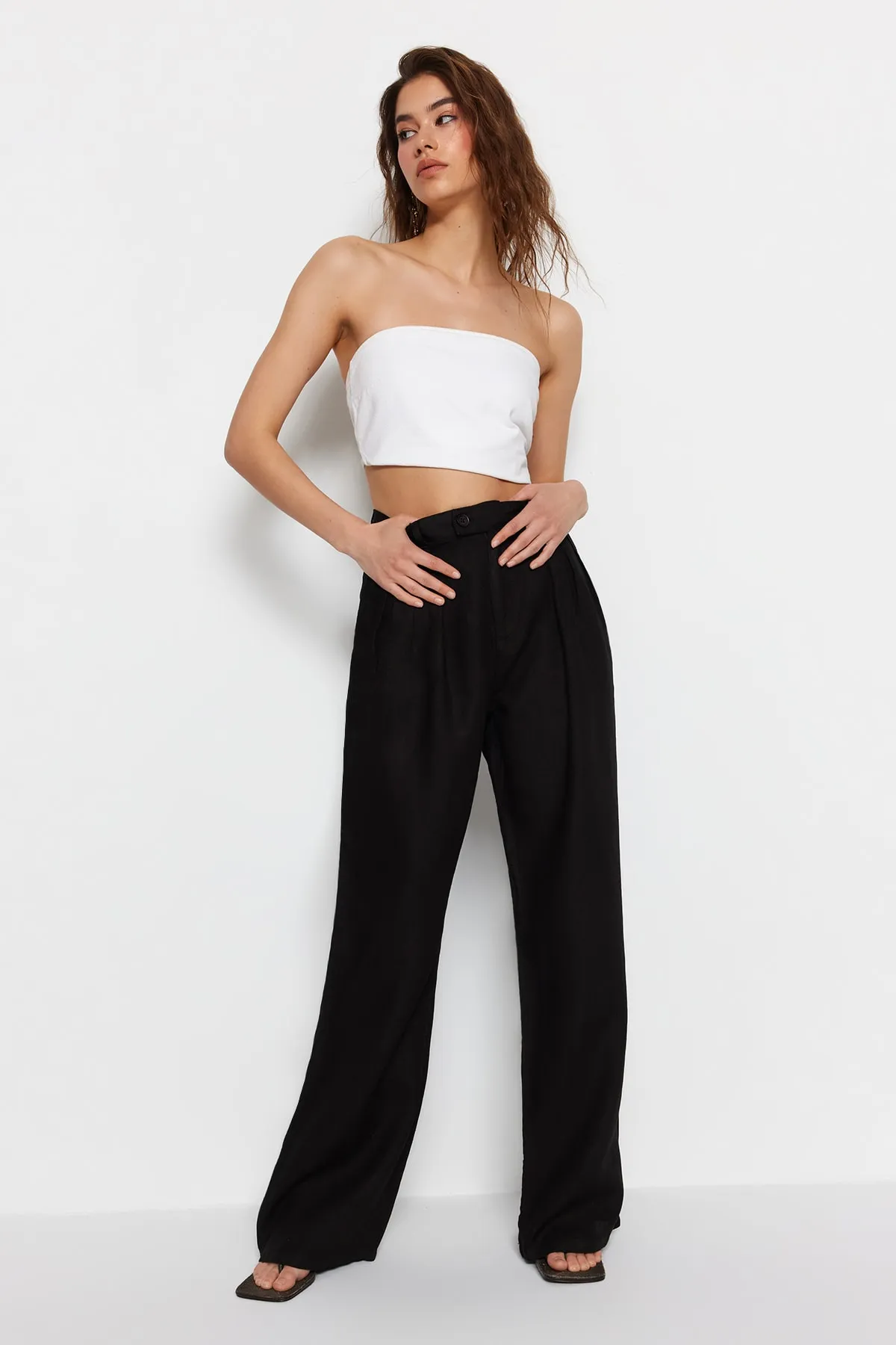 Trendyol Collection  Schwarze, plissierte Hose aus 100 % Leinen mit hoher Taille und weitem Bein