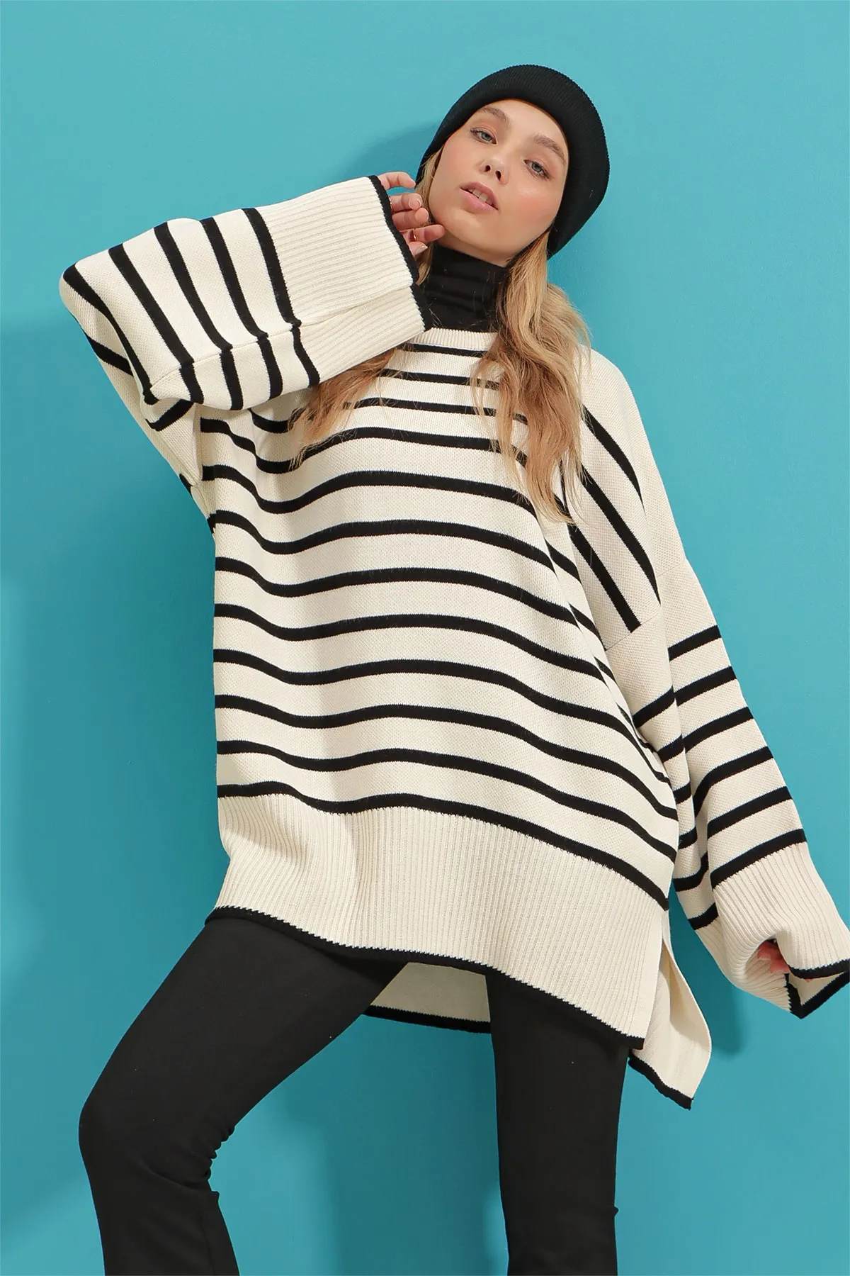 Trend Alaçatı Stili  Schwarzer Oversize-Strickpullover mit Rundhalsausschnitt, Streifen und Seitenschlitz für Damen ALC-X9338