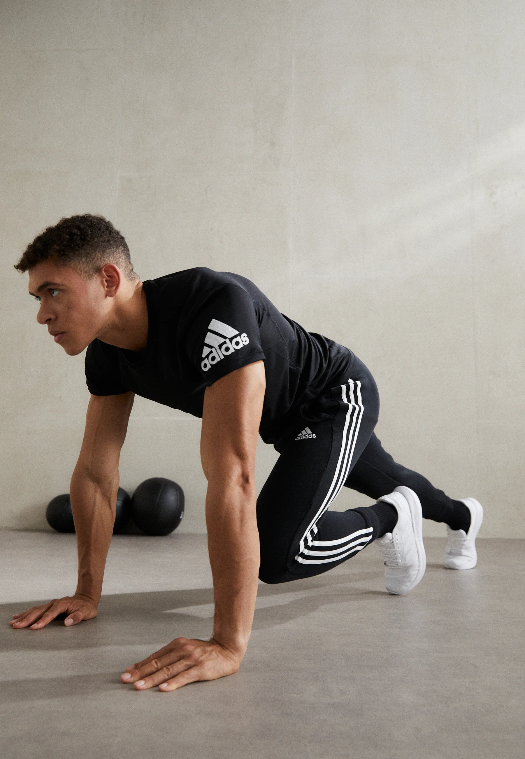 adidas Sportswear ESSENTIALS TAPERED CUFF PANTS - Pantalones deportivos