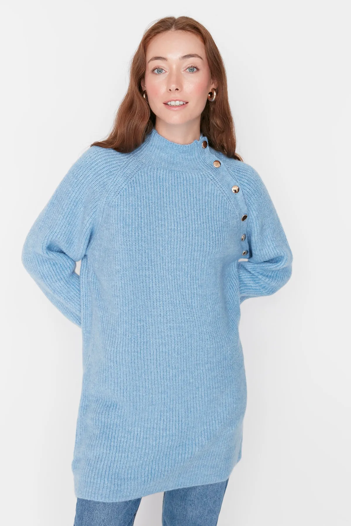 Trendyol Modest  Hellblauer Strickpullover mit Stehkragen und Knöpfen TCTAW23AK00011