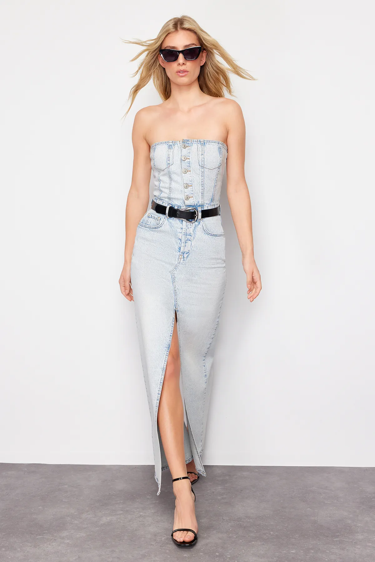 Trendyol Collection  Hellblaues, trägerloses Maxi-Jeanskleid mit Schlitz TWOSS24EL00141