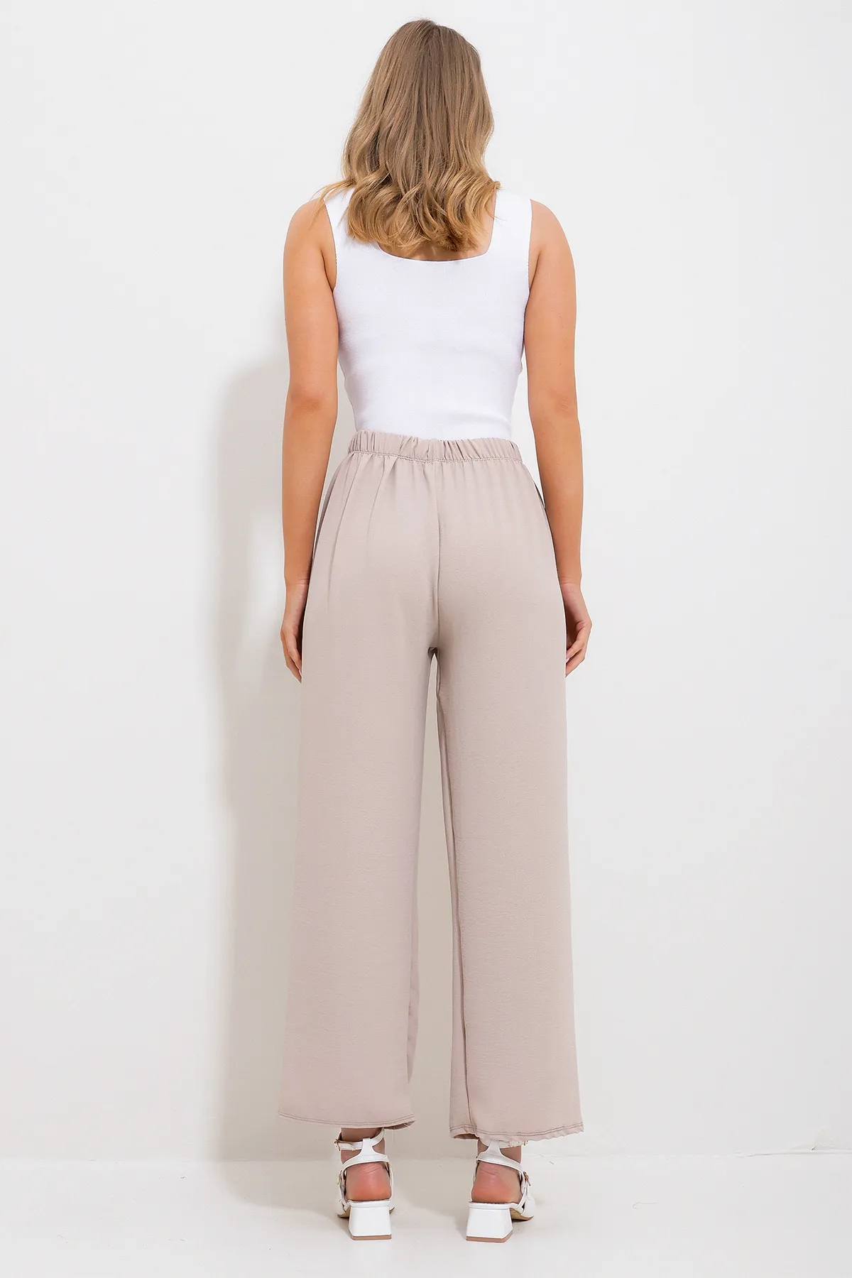 Trend Alaçatı Stili  Sandbeige Damen-Hose mit elastischem Bund und bequemer, präziser Aerobin-Hose Alc-X6625