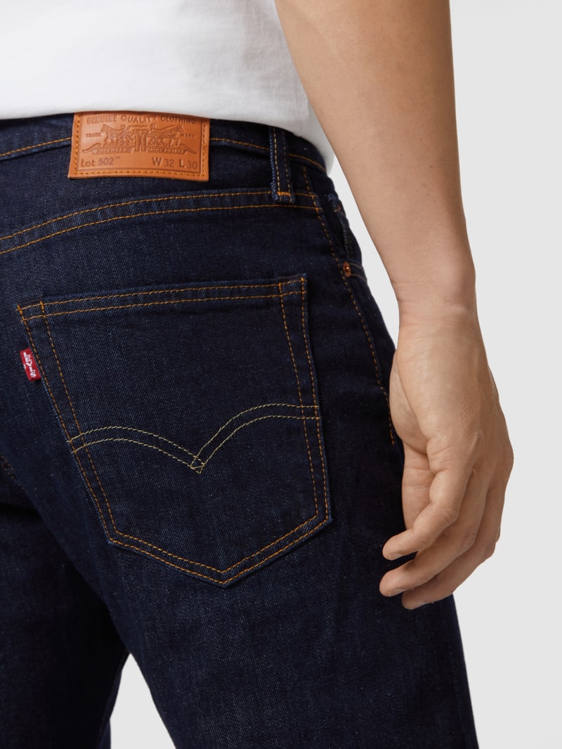 Tapered Fit Jeans mit Stretch-Anteil Modell '502 Taper' - ‘Water<Less™’ in dunkelblau