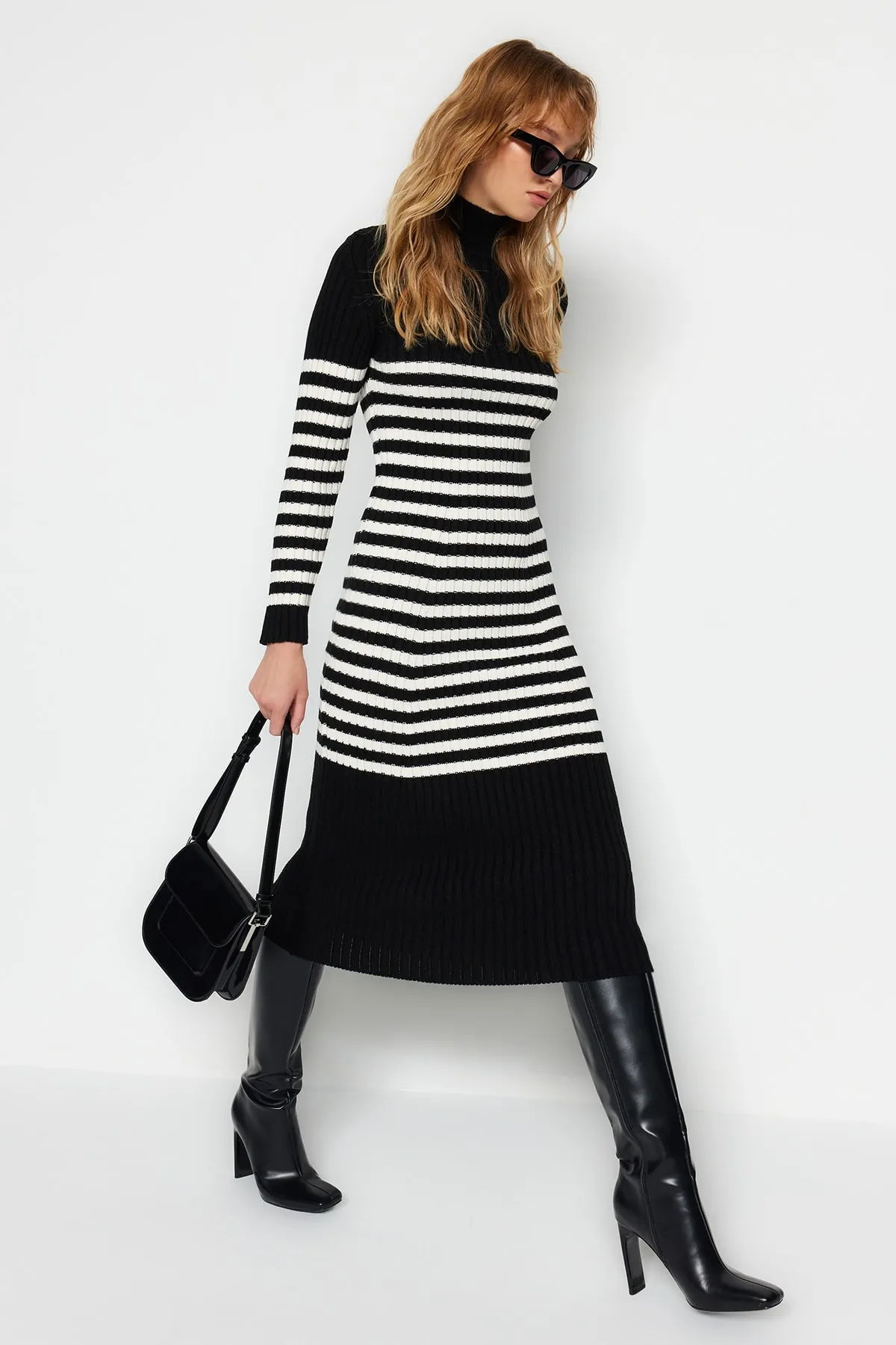 Trendyol Collection  Schwarzes gestreiftes Maxi-Strickkleid TWOAW24EL00091