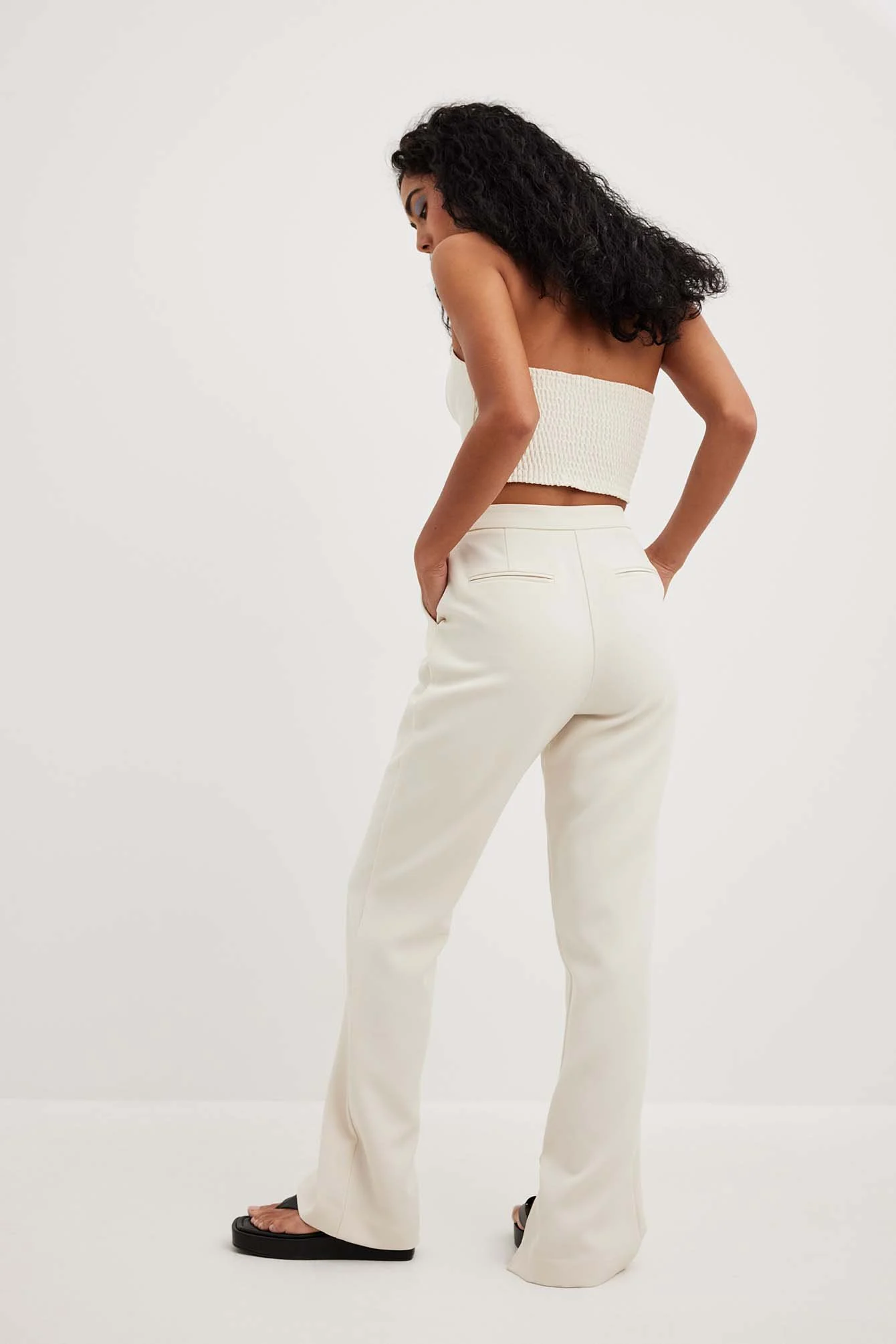 Taillierte Mid-Waist Hose mit Seitenschlitz