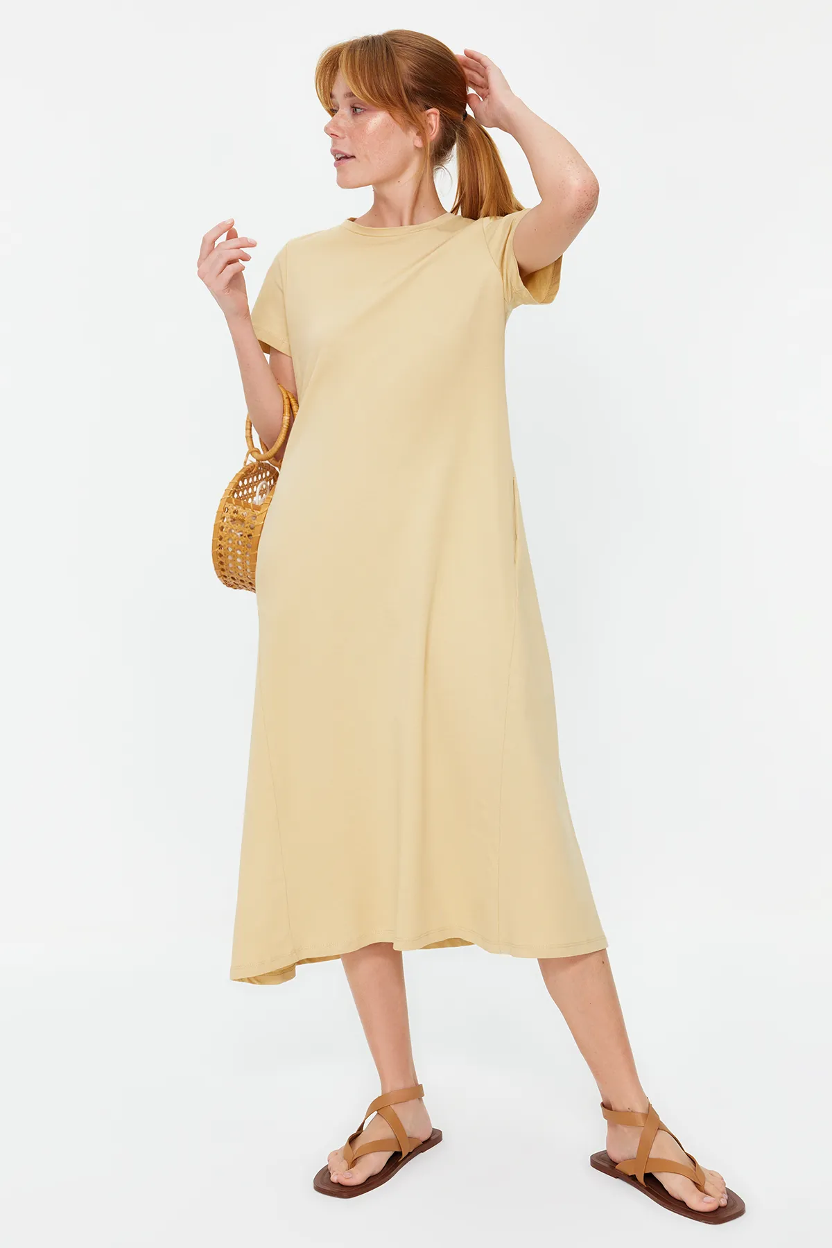 Trendyol Collection  Beiges A-Linien-Midikleid aus Strick mit Rundhalsausschnitt und Taschen TWOSS24EL00169